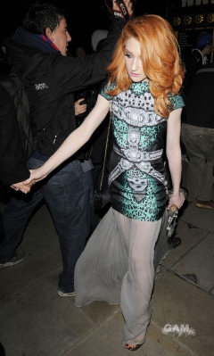 Kim_and_Nicola_arriving_at_the_Cosmopolitan_Awards_2_11_10_282929.jpg
