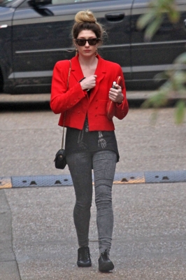 Nicola_arriving_at_her_managements_office_in_London_23_03_12_281329.JPG