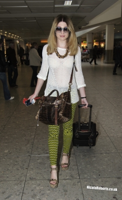 Nicola_Roberts_arrives_at_Heathrow_Airport_20_03_12_28329.jpg