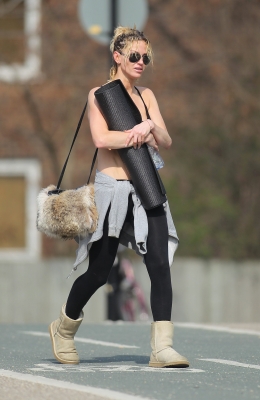 Sarah_Harding_arriving_and_leaving_a_gym_23_03_12_2810729.jpg