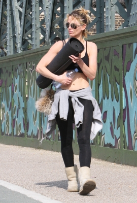 Sarah_Harding_arriving_and_leaving_a_gym_23_03_12_2811929.jpg