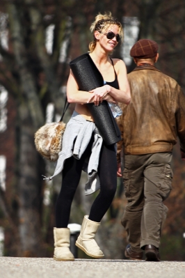 Sarah_Harding_arriving_and_leaving_a_gym_23_03_12_281529.jpg