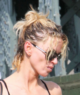 Sarah_Harding_arriving_and_leaving_a_gym_23_03_12_285229.jpg