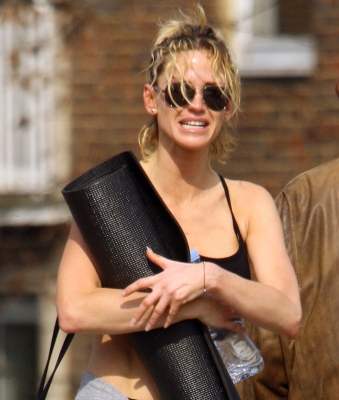 Sarah_Harding_arriving_and_leaving_a_gym_23_03_12_286629.jpg