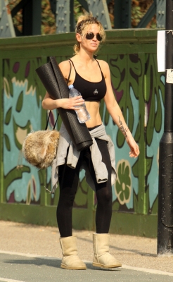 Sarah_Harding_arriving_and_leaving_a_gym_23_03_12_286829.jpg