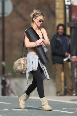 Sarah_Harding_arriving_and_leaving_a_gym_23_03_12_289829.jpg