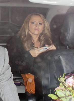 Kimberley_Walsh_leaving_the_ITV_Studios_15_06_10_281129.jpg