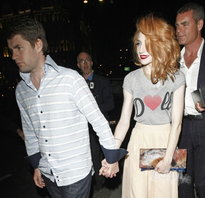 Sarah2C_Nicola___Kim_leaving_the_Mandarin_Oriental_24_08_10_2810329.jpg