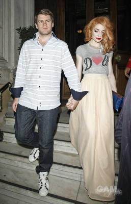 Sarah2C_Nicola___Kim_leaving_the_Mandarin_Oriental_24_08_10_2812729.jpg