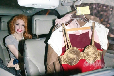 Sarah2C_Nicola___Kim_leaving_the_Mandarin_Oriental_24_08_10_2813329.jpg