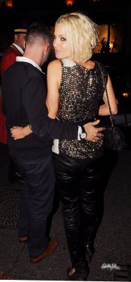 Sarah2C_Nicola___Kim_leaving_the_Mandarin_Oriental_24_08_10_281429.jpg