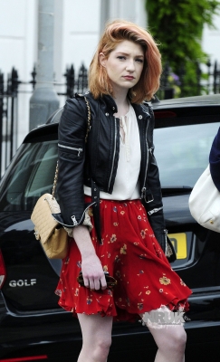 Nicola_Roberts_attends_meetings_with_her_manager_03_08_10_281229.jpg