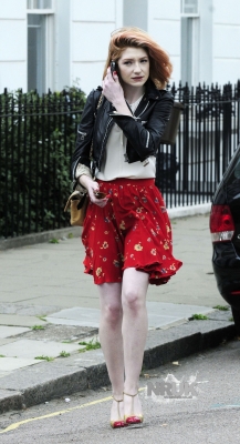 Nicola_Roberts_attends_meetings_with_her_manager_03_08_10_28129.jpg