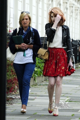 Nicola_Roberts_attends_meetings_with_her_manager_03_08_10_282929.jpg