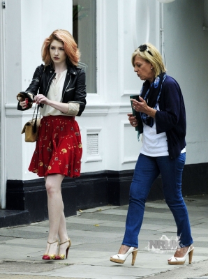 Nicola_Roberts_attends_meetings_with_her_manager_03_08_10_28329.jpg