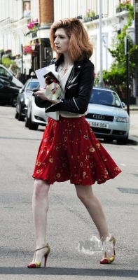 Nicola_Roberts_attends_meetings_with_her_manager_03_08_10_283529.jpg