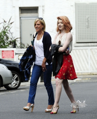 Nicola_Roberts_attends_meetings_with_her_manager_03_08_10_283729.jpg
