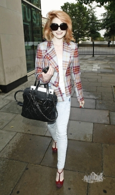 Nicola_Roberts_leaving_her_record_company_12_08_10_28329.jpg
