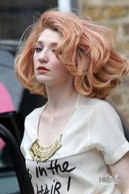 Nicola_Roberts_takes_her_pugs_out_for_a_walk_05_08_10_281029.jpg
