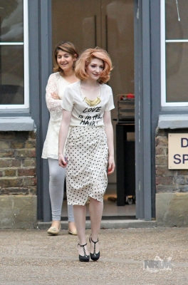 Nicola_Roberts_takes_her_pugs_out_for_a_walk_05_08_10_281229.jpg