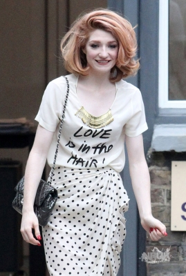 Nicola_Roberts_takes_her_pugs_out_for_a_walk_05_08_10_28229.jpg
