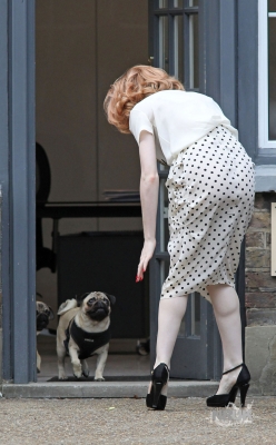 Nicola_Roberts_takes_her_pugs_out_for_a_walk_05_08_10_28629.jpg