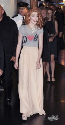 Nicola2C_Kim_and_Sarah_Dainty_Doll_signing_Harrods_24_08_10_2810129.jpg
