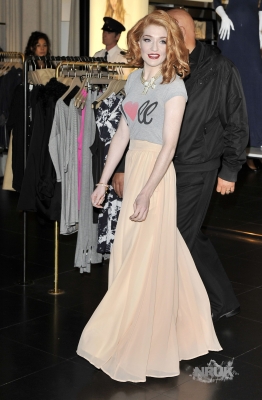 Nicola2C_Kim_and_Sarah_Dainty_Doll_signing_Harrods_24_08_10_281329.jpg