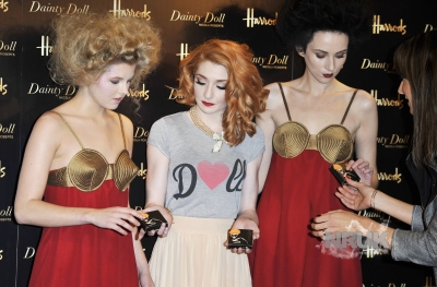 Nicola2C_Kim_and_Sarah_Dainty_Doll_signing_Harrods_24_08_10_283429.jpg