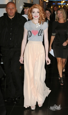 Nicola2C_Kim_and_Sarah_Dainty_Doll_signing_Harrods_24_08_10_285729.jpg