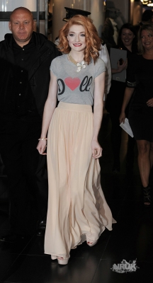 Nicola2C_Kim_and_Sarah_Dainty_Doll_signing_Harrods_24_08_10_286229.jpg