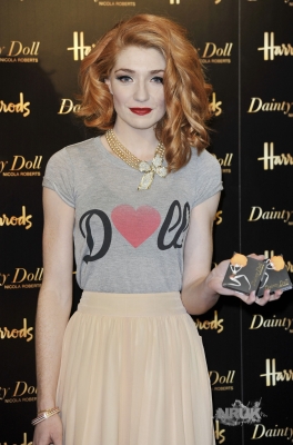 Nicola2C_Kim_and_Sarah_Dainty_Doll_signing_Harrods_24_08_10_289429.jpg