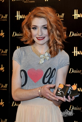 Nicola2C_Kim_and_Sarah_Dainty_Doll_signing_Harrods_24_08_10_289529.jpg