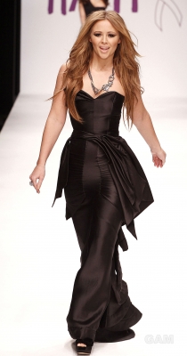 Kim_Nicola_at_Naomi_Campbell_s_Fashion_For_Relief_18_02_10_283629.jpg