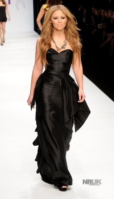 Kim_Nicola_at_Naomi_Campbell_s_Fashion_For_Relief_18_02_10_28629.jpg