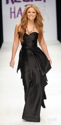 Kim_Nicola_at_Naomi_Campbell_s_Fashion_For_Relief_18_02_10_286529.jpg