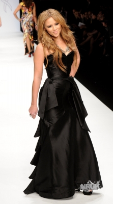 Kim_Nicola_at_Naomi_Campbell_s_Fashion_For_Relief_18_02_10_28729.jpg