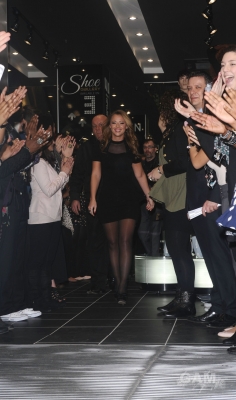 Kimberley_Walsh_at_New_Look_Opening_Photocall_05_02_10_282029.jpg