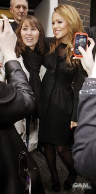 Kimberley_Walsh_leaving_New_Look_Opening_Photocall_05_02_10_281029.jpg