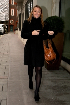Nicola_and_Kimberley_arriving_at_the_Mayfair_Hotel_15_02_10_281029.jpg