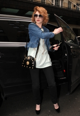 Nicola_and_Kimberley_arriving_at_the_Mayfair_Hotel_15_02_10_281529.jpg