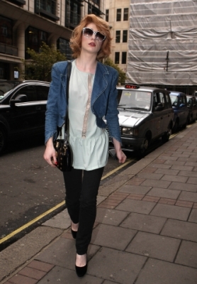 Nicola_and_Kimberley_arriving_at_the_Mayfair_Hotel_15_02_10_282029.jpg