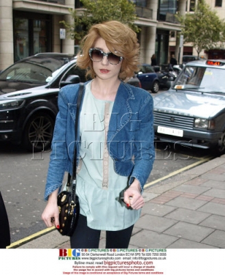 Nicola_and_Kimberley_arriving_at_the_Mayfair_Hotel_15_02_10_282429.jpg