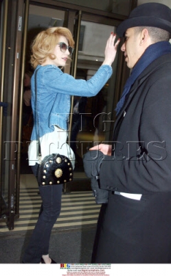 Nicola_and_Kimberley_arriving_at_the_Mayfair_Hotel_15_02_10_282729.jpg