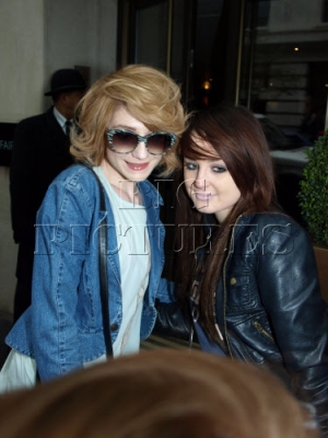 Nicola_and_Kimberley_arriving_at_the_Mayfair_Hotel_15_02_10_282829.jpg