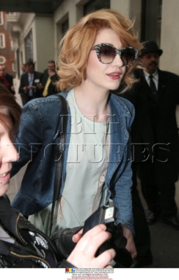 Nicola_and_Kimberley_arriving_at_the_Mayfair_Hotel_15_02_10_283129.jpg