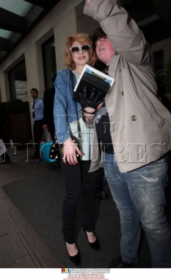 Nicola_and_Kimberley_arriving_at_the_Mayfair_Hotel_15_02_10_283329.jpg