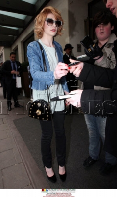 Nicola_and_Kimberley_arriving_at_the_Mayfair_Hotel_15_02_10_283729.jpg