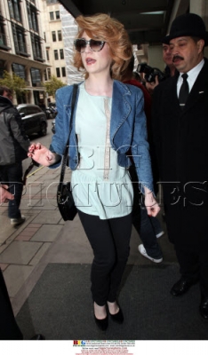 Nicola_and_Kimberley_arriving_at_the_Mayfair_Hotel_15_02_10_283929.jpg