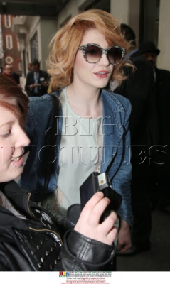 Nicola_and_Kimberley_arriving_at_the_Mayfair_Hotel_15_02_10_284129.jpg